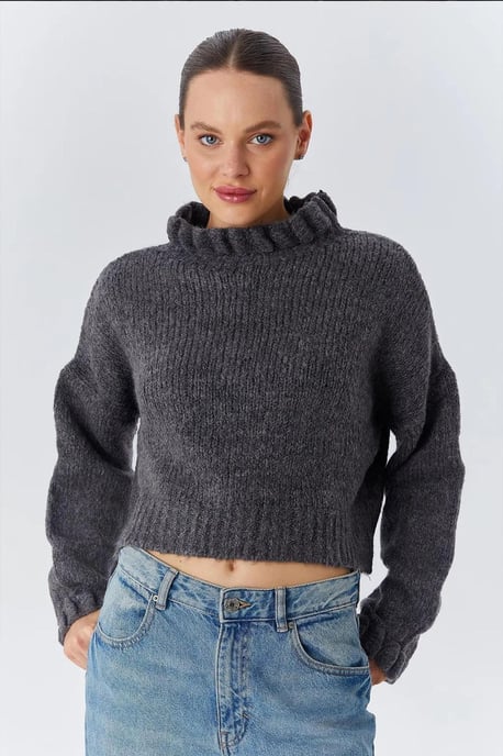 Thick Turtleneck Textured Crop Sweater - Image 5