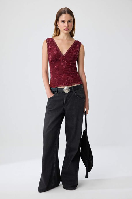 TRENDYOLMİLLA Dames Bordeaux Bloemen Mouwloos Getailleerd Blouses - Image 4