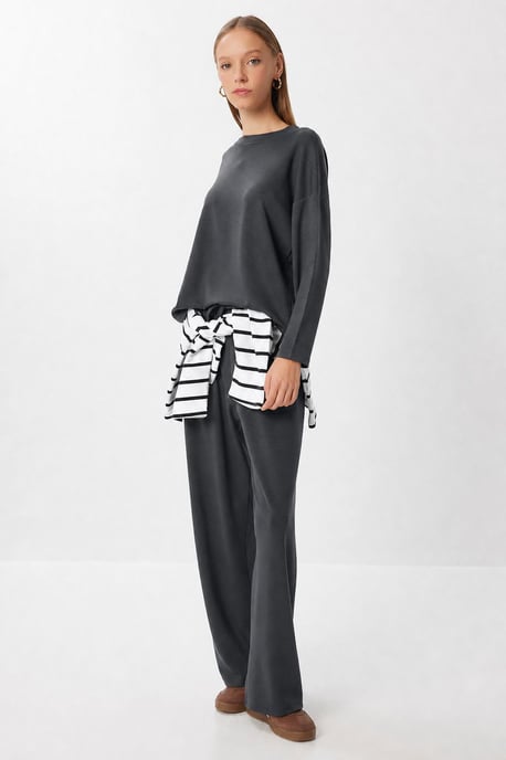 Wijde-pijpen tweedelige set met blouse met ronde hals - Image 2