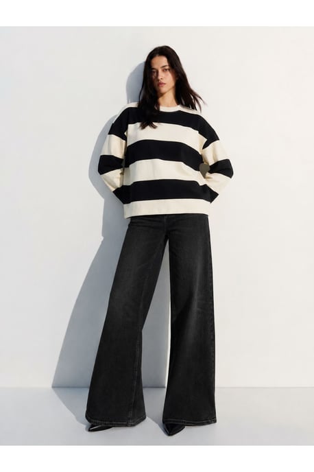 Women's Oversized Striped Crew Neck Sweatshirt - Image 3
