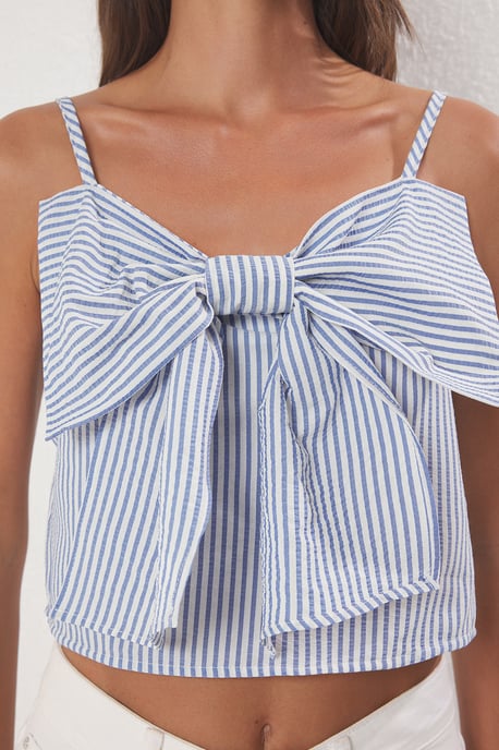 TRENDYOLMİLLA Dames Blauw Gestreept Mouwloos Regular fit Blouses - Image 2