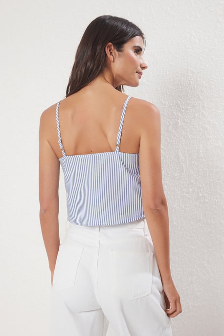 TRENDYOLMİLLA Dames Blauw Gestreept Mouwloos Regular fit Blouses - Image 3