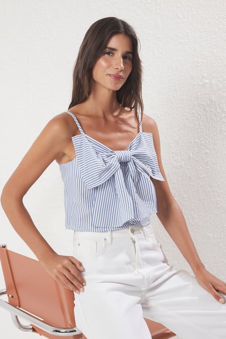 TRENDYOLMİLLA Dames Blauw Gestreept Mouwloos Regular fit Blouses - Image 4