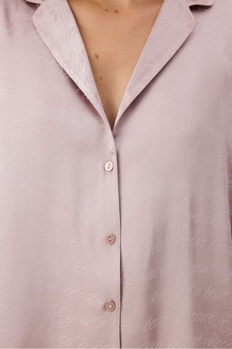 Pastel Romantic Satin pyjamaset met blouse met lange mouwen en broek met sloganpatroon - Image 3