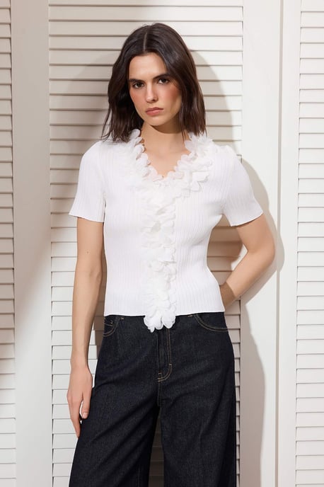 TRENDYOLMİLLA Dames Ecru Bloemen Kort Getailleerd Blouses - Image 1