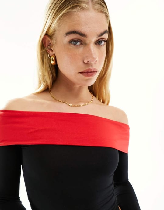 ASOS DESIGN kontrasterande off-shoulder topp i svart och röd - Image 4