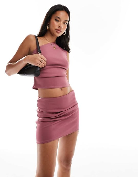 ASOS DESIGN koord tucks detalj mini kjol i djup ros i scuba-liknande tyg - Image 3