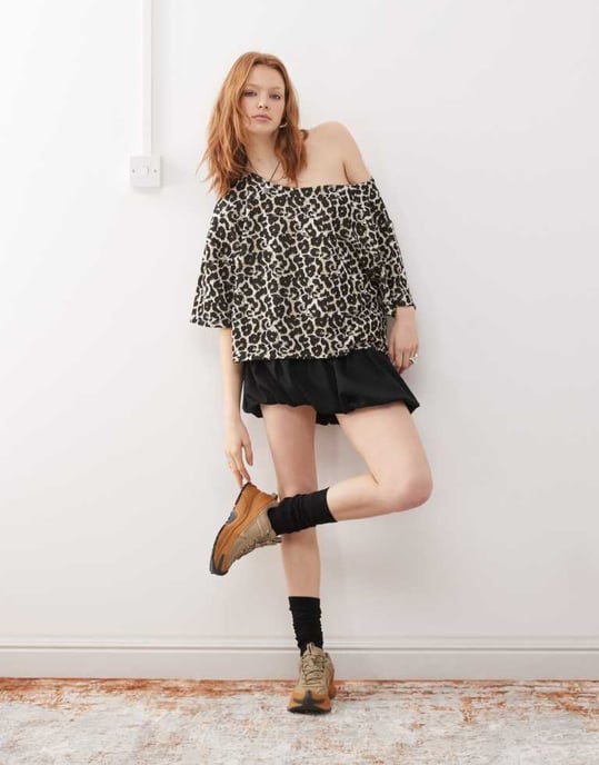 ASOS DESIGN off shoulder kortärmad jacquard t-shirt i leopard - Image 2