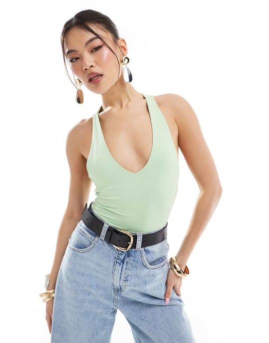ASOS DESIGN bodysuit med twistad rygg och v-ringning i äpplegrön - Image 2