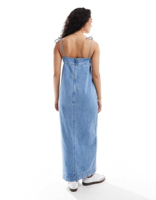 ASOS DESIGN – Blekt maxiklänning i denim med fluga - Image 4
