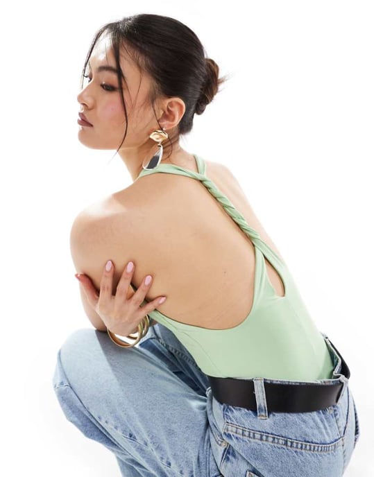 ASOS DESIGN bodysuit med twistad rygg och v-ringning i äpplegrön - Image 1