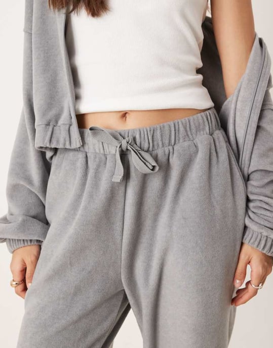 ASOS DESIGN lounge mix & match fleece jogger i ljusgrå - Image 4
