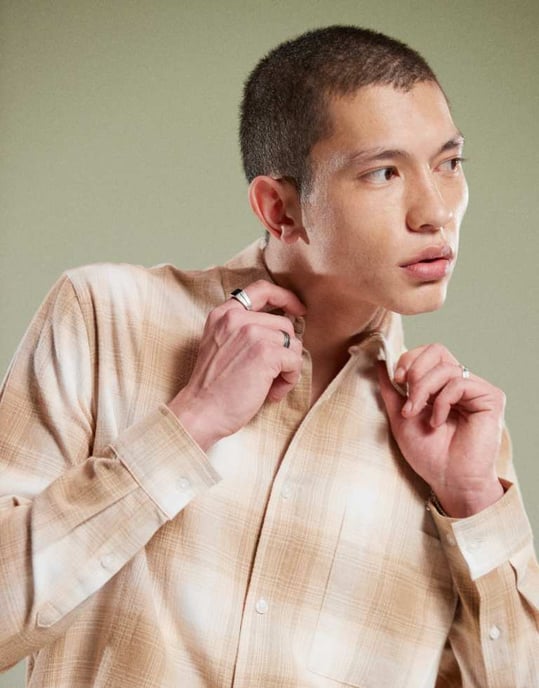 ASOS DESIGN boxy regular skjorta i neutral rutigt - Image 4
