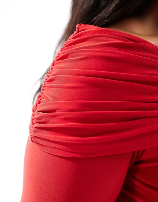 ASOS DESIGN Curve slinky top med en axel i röd - Image 4