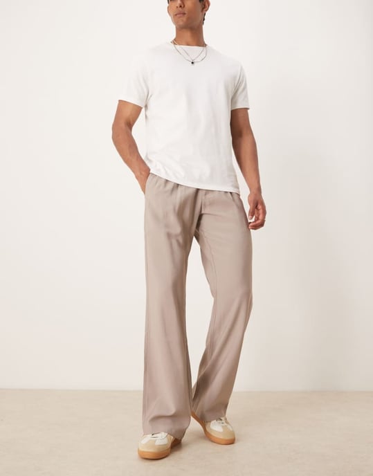 ASOS DESIGN vida flare smartbyxor med veck i beige - Image 3