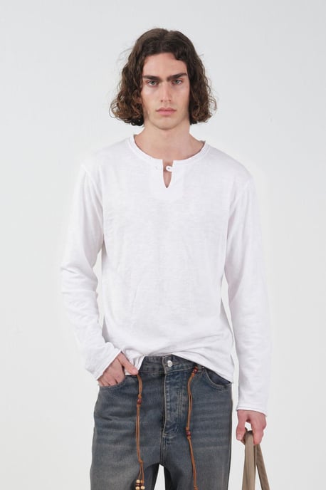 T-shirt med rund hals och knappdetalj i bomull - Image 1