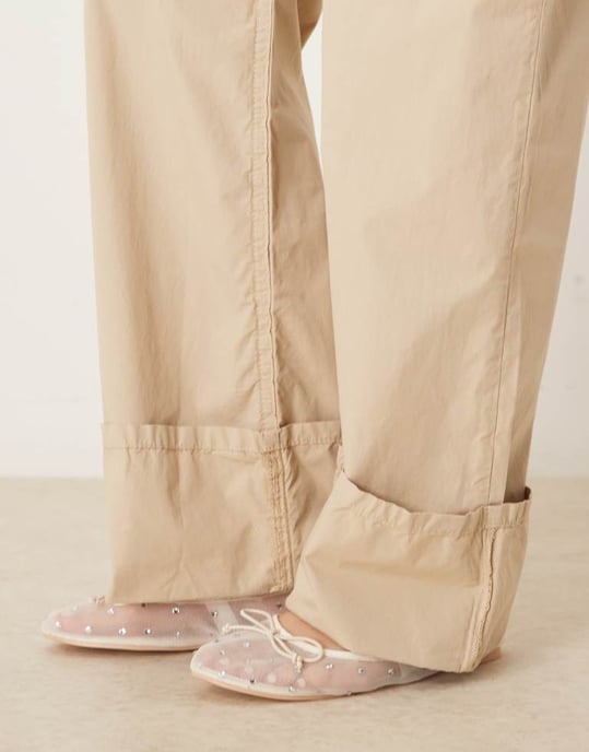 ASOS DESIGN avslappnade byxor med uppvik i beige - Image 3