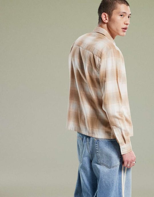 ASOS DESIGN boxy regular skjorta i neutral rutigt - Image 3