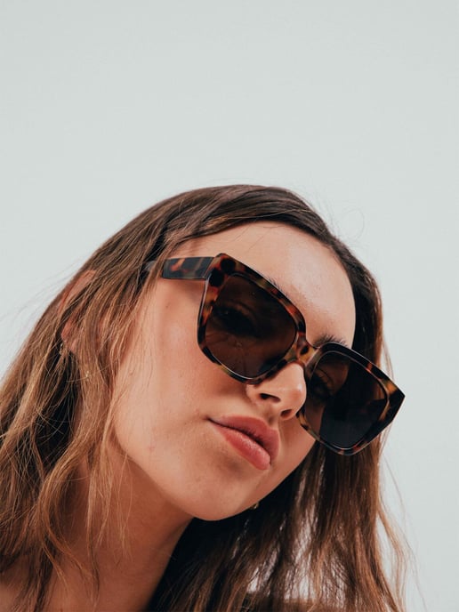 Plastic Frame Oversized Cat Eye Sunglasses - Image 2
