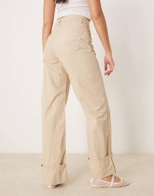 ASOS DESIGN avslappnade byxor med uppvik i beige - Image 2