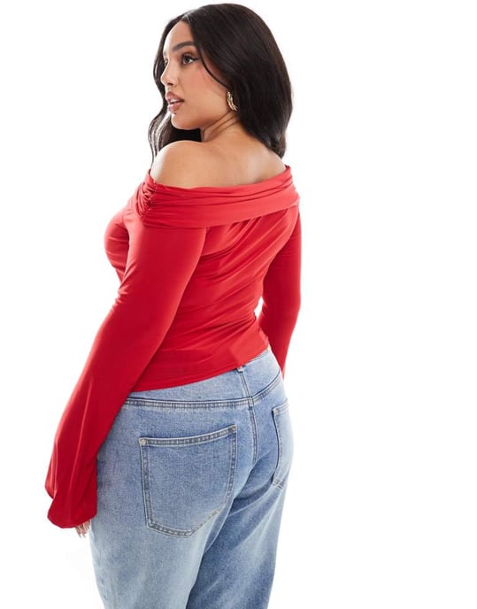 ASOS DESIGN Curve slinky top med en axel i röd - Image 3