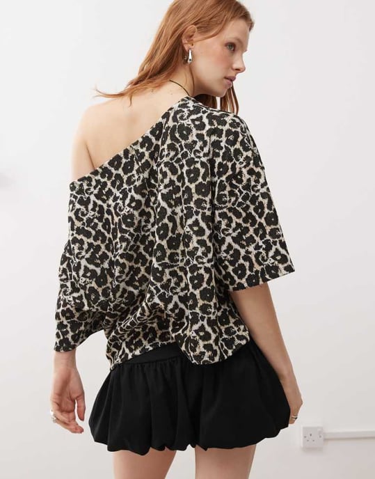 ASOS DESIGN off shoulder kortärmad jacquard t-shirt i leopard - Image 3