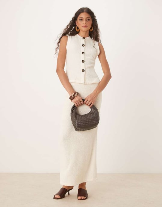 ASOS DESIGN fluffig koord ärmlös cardigan i crème - Image 2