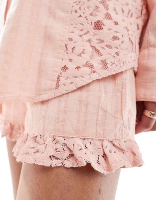 Miss Selfridge texturerad spetsmix med volangkant shorts i mjuk rosa - Image 3