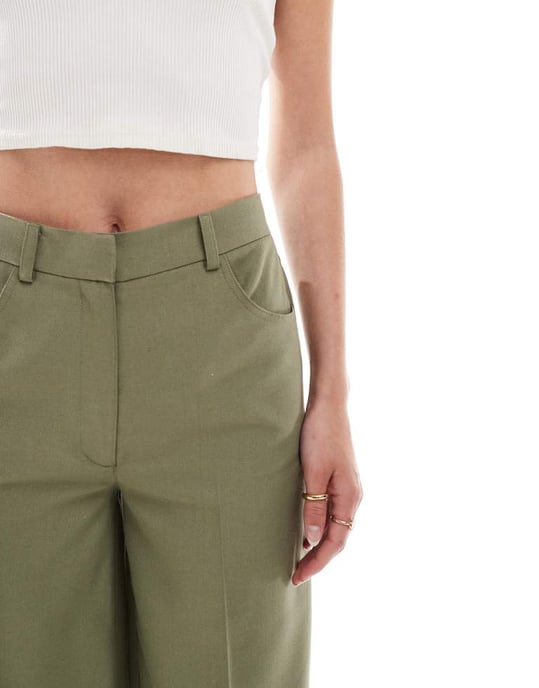 ASOS DESIGN Lång avslappnad rakbenad byxa med 5 fickor i khaki - Image 4