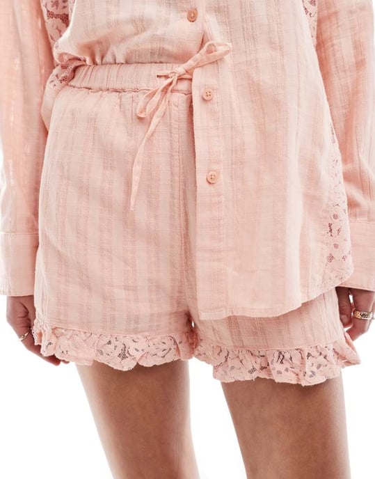 Miss Selfridge texturerad spetsmix med volangkant shorts i mjuk rosa - Image 4