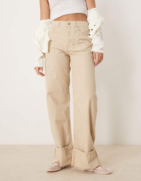 ASOS DESIGN avslappnade byxor med uppvik i beige - Image 4