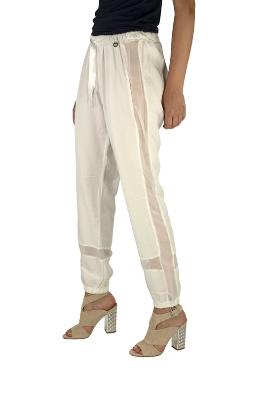 Pantalón largo.
Color Blanco
Cinturilla de goma elástica con cordón ajustable.  
Bajos con goma elástica ajustable. 
Placa metálica con el logo de la marca. en parte delantera.
Costuras vistas a tono.
 
Composición:  100% Lyocell

- Lavar máximo a 30ºC.
- Planchar a media temperatura. máx. 110ºC.
- Permite usar secadora.
- No usar lejía.
- No admite el  lavado en seco.