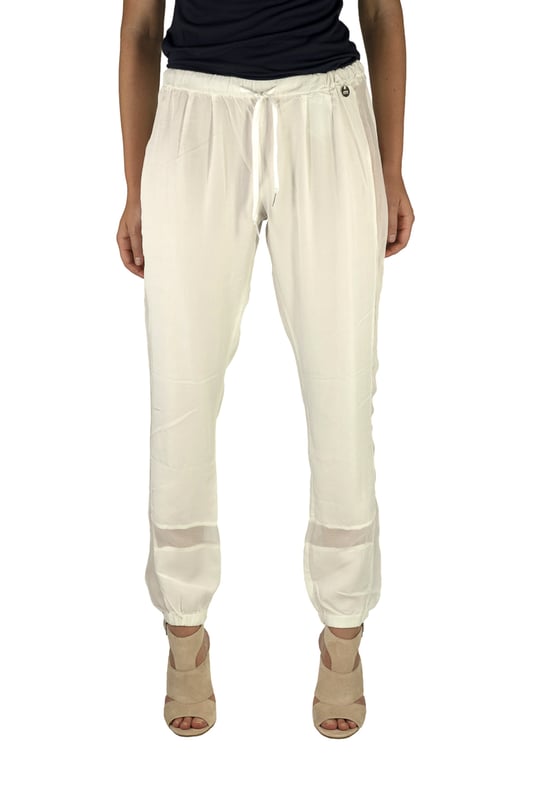 Pantalón largo.
Color Blanco
Cinturilla de goma elástica con cordón ajustable.  
Bajos con goma elástica ajustable. 
Placa metálica con el logo de la marca. en parte delantera.
Costuras vistas a tono.
 
Composición:  100% Lyocell

- Lavar máximo a 30ºC.
- Planchar a media temperatura. máx. 110ºC.
- Permite usar secadora.
- No usar lejía.
- No admite el  lavado en seco.