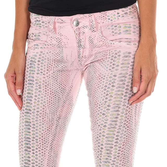 Pantalón pirata tejano.
Color Rosa-animal print
Cintura con trabillas para el cinturón.
Cierre de botón y cremallera en el frontal.  
Dos bolsillos falsos en la parte delantera .
Dos bolsillos abiertos en la parte trasera. con el logo de la marca en metálico.
Bajos con corte estrecho.
Tejido elástico.
Costuras vistas a tono.
 
Composición:  98% Algodón, 2% Elastano

- Lavar máximo a 40ºC.
- Planchar a media temperatura. máx. 110ºC.
- Permite usar secadora.
- No usar lejía.
- No admite el  lavado en seco.