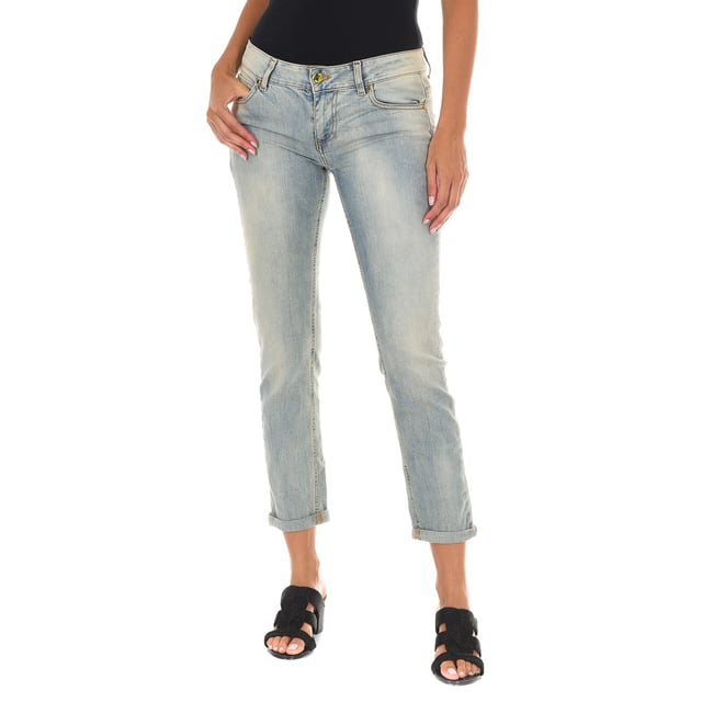Long jeans. 
 Color Blue denim 
 Waist with belt loops. 
 Button and zip closure. on the front. 
 Two pockets and a mini pocket on the front. 
 Two open pockets on the back with the brand's name in metal. 
 Narrow cut hem. 
 Worn effect. 
 Stretch fabric. 
 Matching seams. 

 Composition: 
 - 91% Cotton - 8% Polyester - 1% Elastane. 

 Washing instructions: 
 - Wash maximum at 40ºC. 
 - Iron at medium temperature. max. 110ºC. 
 - Lets you use a dryer. 
 - Do not use bleach. 
 - Does not support dry cleaning. 

 Composition: 91% Cotton, 8% Polyester, 1% Elastane
 Care:
- Wash maximum at 40ºC.
 - Iron at medium temperature. max. 110ºC.
 - Allows you to use a dryer.
 - Do not use bleach.
 - Does not support dry cleaning.