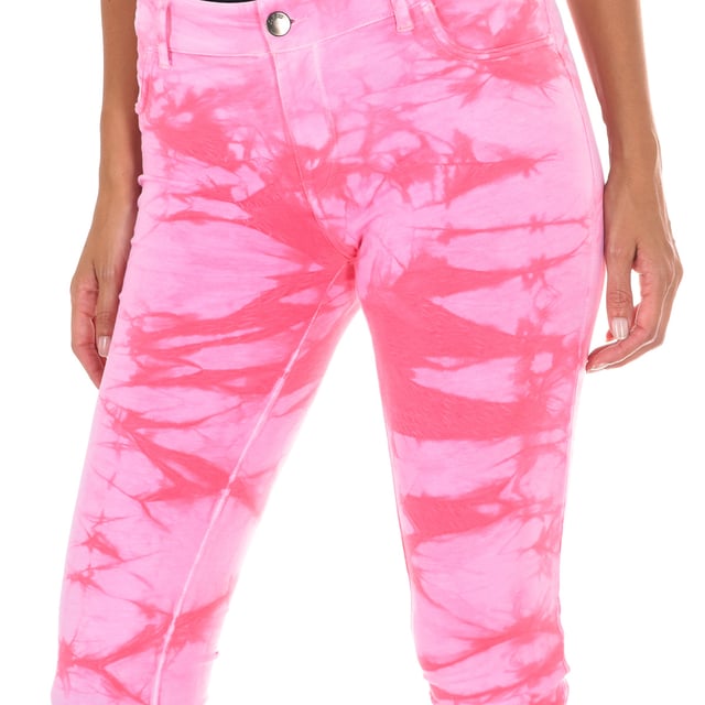 Pantalón de felpa largo.
Color Rosa
Cintura con trabillas para el cinturón.
Cierre de botón y cremallera en el frontal.  
Dos bolsillos falsos en la parte trasera.
Bajos con corte estrecho.
Tejido elástico.
Efecto desteñido.
Costuras vistas a tono.
 
Composición:  95% Algodón, 5% Elastano

- Lavar máximo a 40ºC.
- Planchar a media temperatura. máx. 110ºC.
- Permite usar secadora.
- No usar lejía.
- No admite el  lavado en seco.