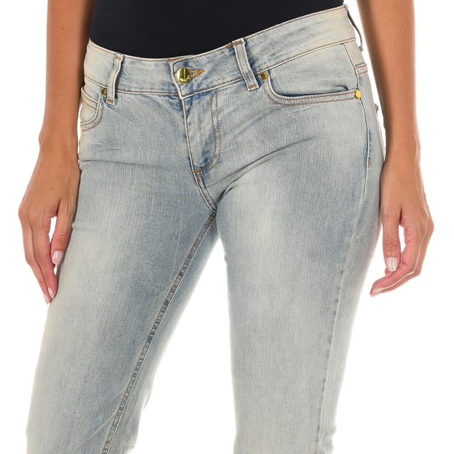 Long jeans. 
 Color Blue denim 
 Waist with belt loops. 
 Button and zip closure. on the front. 
 Two pockets and a mini pocket on the front. 
 Two open pockets on the back with the brand's name in metal. 
 Narrow cut hem. 
 Worn effect. 
 Stretch fabric. 
 Matching seams. 

 Composition: 
 - 91% Cotton - 8% Polyester - 1% Elastane. 

 Washing instructions: 
 - Wash maximum at 40ºC. 
 - Iron at medium temperature. max. 110ºC. 
 - Lets you use a dryer. 
 - Do not use bleach. 
 - Does not support dry cleaning. 

 Composition: 91% Cotton, 8% Polyester, 1% Elastane
 Care:
- Wash maximum at 40ºC.
 - Iron at medium temperature. max. 110ºC.
 - Allows you to use a dryer.
 - Do not use bleach.
 - Does not support dry cleaning.