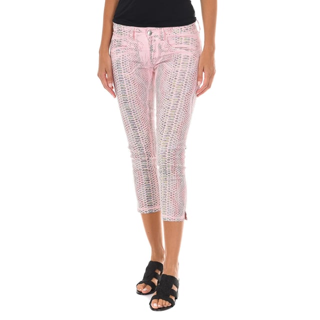 Pantalón pirata tejano.
Color Rosa-animal print
Cintura con trabillas para el cinturón.
Cierre de botón y cremallera en el frontal.  
Dos bolsillos falsos en la parte delantera .
Dos bolsillos abiertos en la parte trasera. con el logo de la marca en metálico.
Bajos con corte estrecho.
Tejido elástico.
Costuras vistas a tono.
 
Composición:  98% Algodón, 2% Elastano

- Lavar máximo a 40ºC.
- Planchar a media temperatura. máx. 110ºC.
- Permite usar secadora.
- No usar lejía.
- No admite el  lavado en seco.