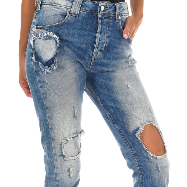 Long denim pants.
 Waist with belt loops.
 Button closure on the front.
 Two pockets on the front.
 Two open pockets on the back with the metal logo.
 Straight cut bottoms
 Worn effect.
 Seams seen in tone.
 Composition: 98% Cotton, 2% Elastane
 Care:
- Wash maximum at 40ºC.
 - Iron at medium temperature. max. 110ºC.
 - Allows you to use a dryer.
 - Do not use bleach.
 - Does not support dry cleaning.