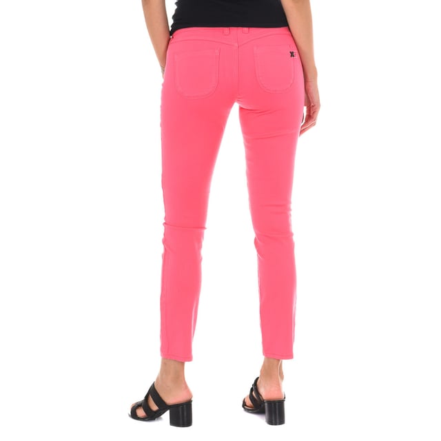 Long jeans. 
 Fuchsia color 
 Waist with belt loops. 
 Button and zip closure on the front. 
 Two mini pockets on the front. 
 Two open pockets on the back. 
 Straight cut hems. 
 Stretch fabric. 
 Matching seams. 

 Composition: 
 - 98% Cotton - 2% Elastane. 

 Washing instructions: 
 - Wash maximum at 40ºC. 
 - Iron at medium temperature. max. 110ºC. 
 - Lets you use a dryer. 
 - Do not use bleach. 
 - Does not support dry cleaning. 

 Composition: 98% Cotton, 2% Elastane
 Care:
- Wash maximum at 40ºC.
 - Iron at medium temperature. max. 110ºC.
 - Allows you to use a dryer.
 - Do not use bleach.
 - Does not support dry cleaning.