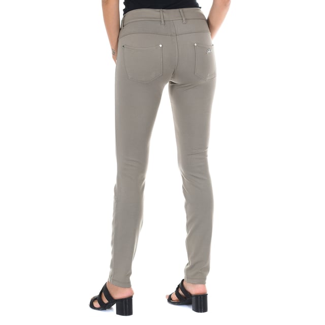 Pantalón largo.
Color Beige
Cintura con trabillas.
Cierre de botón y cremallera en el frontal.  
Dos bolsillos falsos en la parte delantera .
Dos bolsillos abiertos en la parte trasera.
Logo de la marca en metálico. en la parte trasera.
Bajos con corte estrecho.
Tejido elástico. 
Costuras vistas a tono.
 
Composición:  70% Viscosa, 25% Poliamida, 5% Elastano

- Lavar máximo a 40ºC.
- Planchar a media temperatura. máx. 110ºC.
- Permite usar secadora.
- No usar lejía.
- No admite el  lavado en seco.