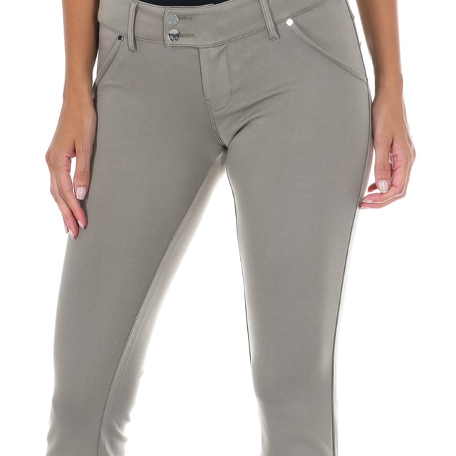 Pantalón largo.
Color Beige
Cintura con trabillas.
Cierre de botón y cremallera en el frontal.  
Dos bolsillos falsos en la parte delantera .
Dos bolsillos abiertos en la parte trasera.
Logo de la marca en metálico. en la parte trasera.
Bajos con corte estrecho.
Tejido elástico. 
Costuras vistas a tono.
 
Composición:  70% Viscosa, 25% Poliamida, 5% Elastano

- Lavar máximo a 40ºC.
- Planchar a media temperatura. máx. 110ºC.
- Permite usar secadora.
- No usar lejía.
- No admite el  lavado en seco.