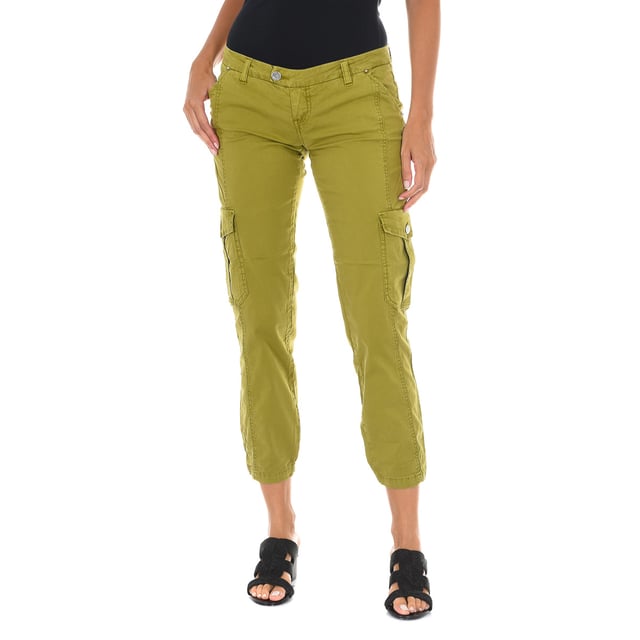 Long pants. 
 Green color 
 Belt loops. 
 Button and zip closure on the front. 
 Two pockets on the front. 
 Two button-closure pockets on the back. 
 Two pockets with button closure on the sides. 
 Narrow cut hem and elastic rubber. 
 Matching seams. 

 Composition: 
 - 98% Cotton - 2% Elastane. 

 Washing instructions: 
 - Wash maximum at 40ºC. 
 - Iron at medium temperature. max. 110ºC. 
 - Lets you use a dryer. 
 - Do not use bleach. 
 - Does not support dry cleaning. 

 Composition: 98% Cotton, 2% Elastane
 Care:
- Wash maximum at 40ºC.
 - Iron at medium temperature. max. 110ºC.
 - Allows you to use a dryer.
 - Do not use bleach.
 - Does not support dry cleaning.