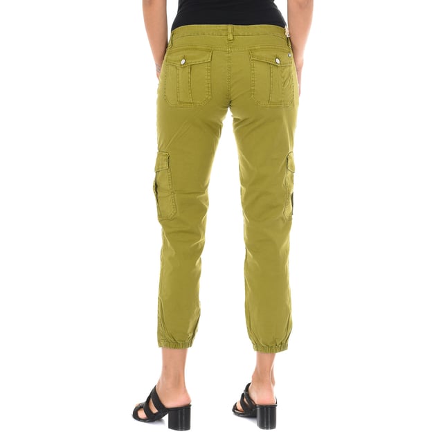 Long pants. 
 Green color 
 Belt loops. 
 Button and zip closure on the front. 
 Two pockets on the front. 
 Two button-closure pockets on the back. 
 Two pockets with button closure on the sides. 
 Narrow cut hem and elastic rubber. 
 Matching seams. 

 Composition: 
 - 98% Cotton - 2% Elastane. 

 Washing instructions: 
 - Wash maximum at 40ºC. 
 - Iron at medium temperature. max. 110ºC. 
 - Lets you use a dryer. 
 - Do not use bleach. 
 - Does not support dry cleaning. 

 Composition: 98% Cotton, 2% Elastane
 Care:
- Wash maximum at 40ºC.
 - Iron at medium temperature. max. 110ºC.
 - Allows you to use a dryer.
 - Do not use bleach.
 - Does not support dry cleaning.