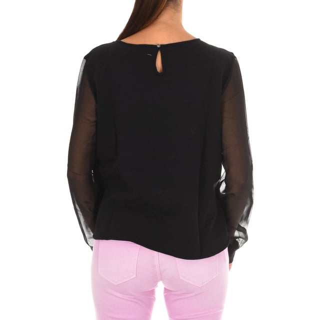 Jersey de felpa.
Color Negro
Cuello redondo.
Manga larga.
Cierre de botón en la parte trasera.
Estampado en el frontal con piedras strass.
Mangas efecto transparente.
Puños acanalados.
Costuras vistas a tono.

Composición:  100% Algodón

- Lavar máximo a 40ºC.
- Planchar a media temperatura. máx. 110ºC.
- Permite usar secadora.
- No usar lejía.
- No admite el  lavado en seco.