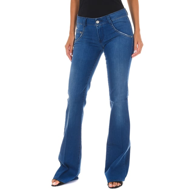 Long jeans. 
 Color blue 
 Waist with belt loops. 
 Button and zip closure on the front. 
 Two pockets and mini pocket on the front. 
 Two pockets on the back. 
 Flared cut hem. 
 Worn effect. 
 Stretch fabric. 
 Matching seams. 

 Composition: 
 - 84% Cotton - 14% Polyester -2% Elastane. 

 Washing instructions: 
 - Wash maximum at 40ºC. 
 - Iron at medium temperature. max. 110ºC. 
 - Lets you use a dryer. 
 - Do not use bleach. 
 - Does not support dry cleaning. 

 Composition: 84% Cotton, 14% Polyester, 2% Elastane
 Care:
- Wash maximum at 40ºC.
 - Iron at medium temperature. max. 110ºC.
 - Allows you to use a dryer.
 - Do not use bleach.
 - Does not support dry cleaning.