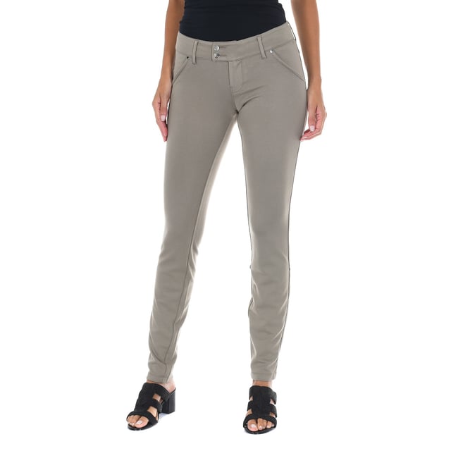 Pantalón largo.
Color Beige
Cintura con trabillas.
Cierre de botón y cremallera en el frontal.  
Dos bolsillos falsos en la parte delantera .
Dos bolsillos abiertos en la parte trasera.
Logo de la marca en metálico. en la parte trasera.
Bajos con corte estrecho.
Tejido elástico. 
Costuras vistas a tono.
 
Composición:  70% Viscosa, 25% Poliamida, 5% Elastano

- Lavar máximo a 40ºC.
- Planchar a media temperatura. máx. 110ºC.
- Permite usar secadora.
- No usar lejía.
- No admite el  lavado en seco.