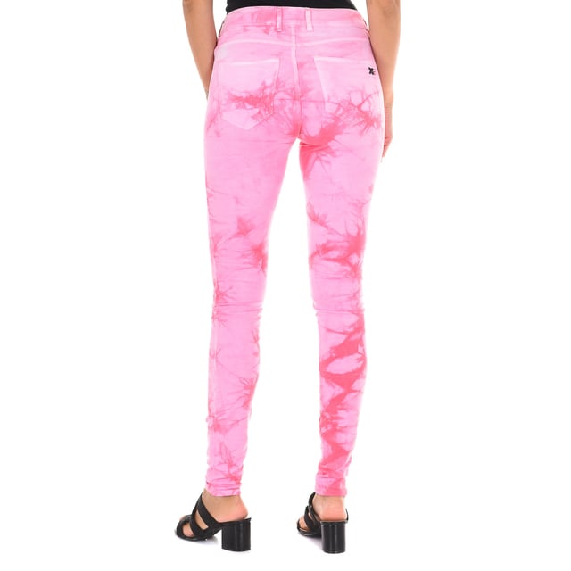 Pantalón de felpa largo.
Color Rosa
Cintura con trabillas para el cinturón.
Cierre de botón y cremallera en el frontal.  
Dos bolsillos falsos en la parte trasera.
Bajos con corte estrecho.
Tejido elástico.
Efecto desteñido.
Costuras vistas a tono.
 
Composición:  95% Algodón, 5% Elastano

- Lavar máximo a 40ºC.
- Planchar a media temperatura. máx. 110ºC.
- Permite usar secadora.
- No usar lejía.
- No admite el  lavado en seco.