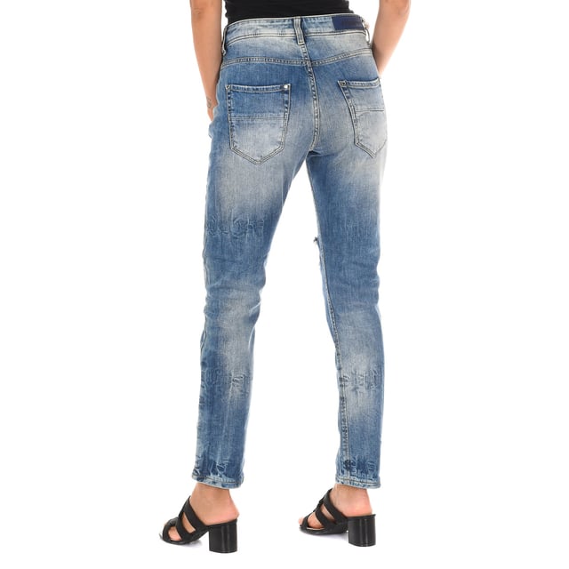Long denim pants.
 Waist with belt loops.
 Button closure on the front.
 Two pockets on the front.
 Two open pockets on the back with the metal logo.
 Straight cut bottoms
 Worn effect.
 Seams seen in tone.
 Composition: 98% Cotton, 2% Elastane
 Care:
- Wash maximum at 40ºC.
 - Iron at medium temperature. max. 110ºC.
 - Allows you to use a dryer.
 - Do not use bleach.
 - Does not support dry cleaning.