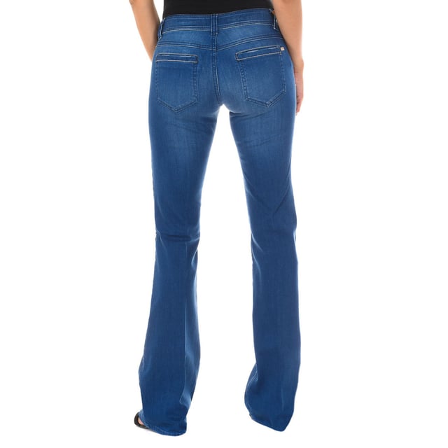 Long jeans. 
 Color blue 
 Waist with belt loops. 
 Button and zip closure on the front. 
 Two pockets and mini pocket on the front. 
 Two pockets on the back. 
 Flared cut hem. 
 Worn effect. 
 Stretch fabric. 
 Matching seams. 

 Composition: 
 - 84% Cotton - 14% Polyester -2% Elastane. 

 Washing instructions: 
 - Wash maximum at 40ºC. 
 - Iron at medium temperature. max. 110ºC. 
 - Lets you use a dryer. 
 - Do not use bleach. 
 - Does not support dry cleaning. 

 Composition: 84% Cotton, 14% Polyester, 2% Elastane
 Care:
- Wash maximum at 40ºC.
 - Iron at medium temperature. max. 110ºC.
 - Allows you to use a dryer.
 - Do not use bleach.
 - Does not support dry cleaning.